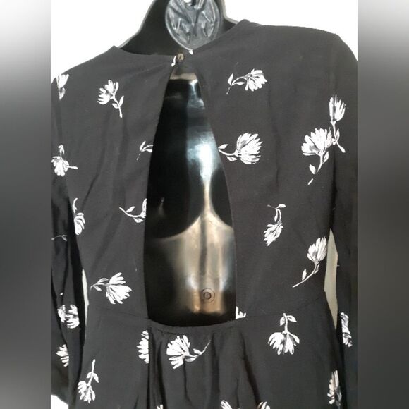 Black floral cutout bell sleeve mini dress - Picture 5 of 7